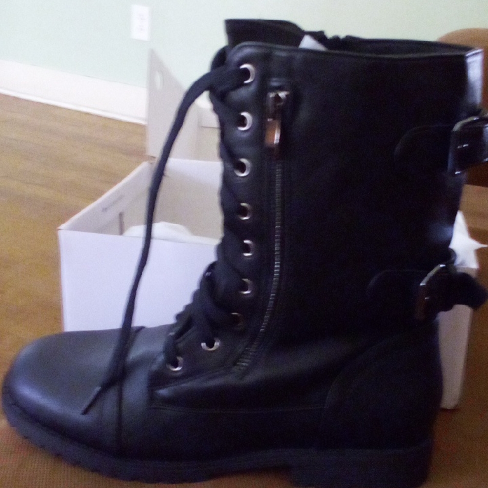 Dream Pairs Boots w/ pocket size 9